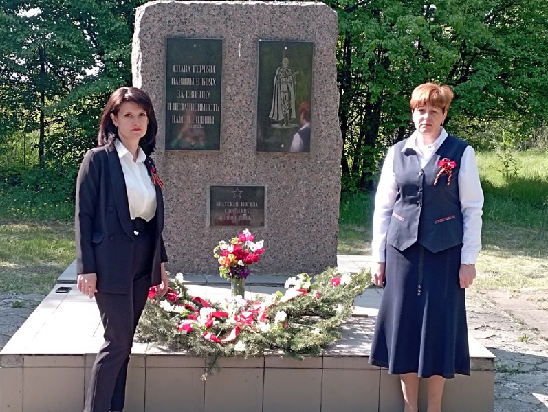 Возложение цветов к Братской могиле советских солдат.